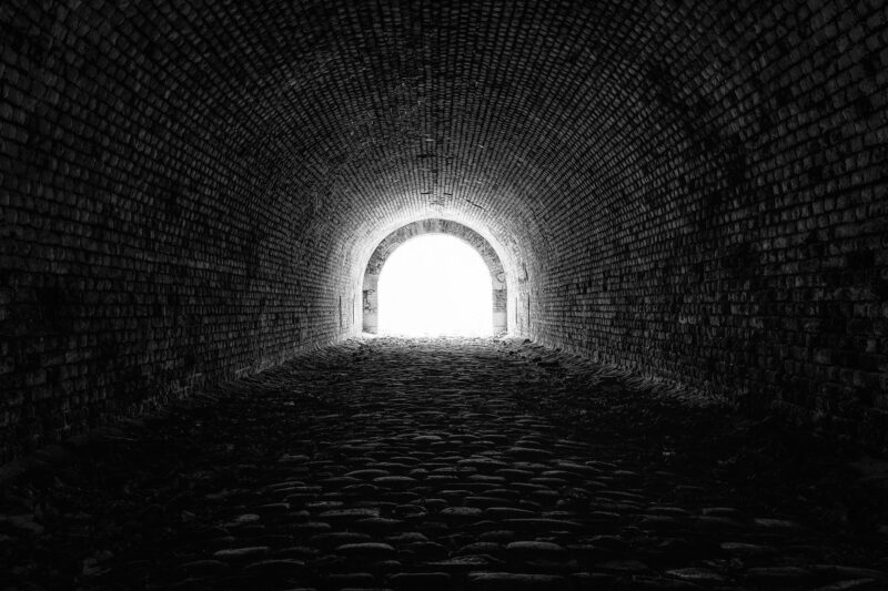 向こうが明るく希望を感じるトンネル
